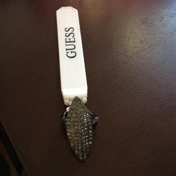 Guess Ring - Picture 2 of 6